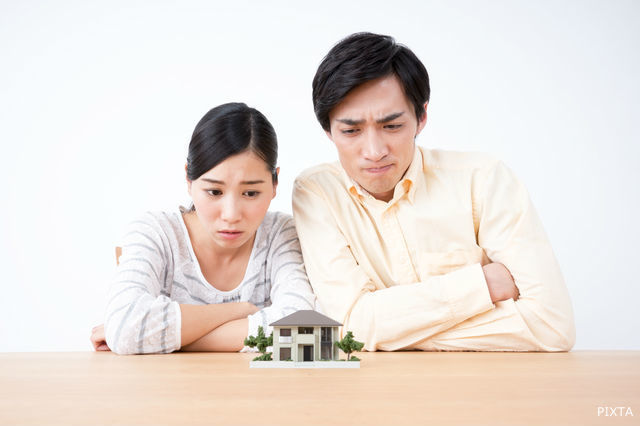 住宅について悩むカップル