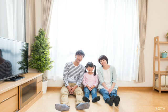 床に座る親子