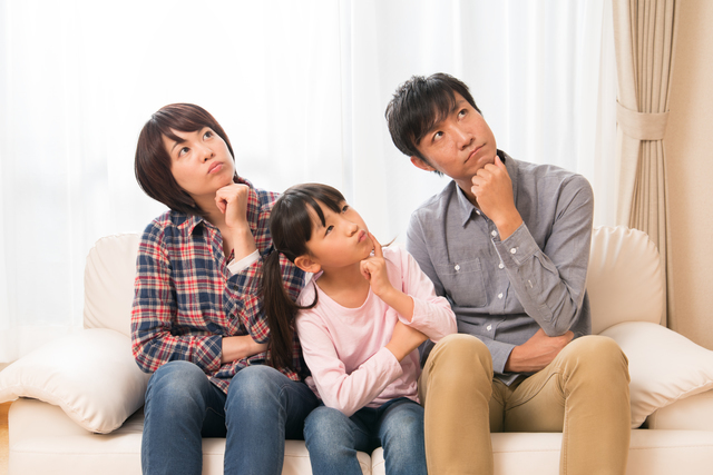 悩む家族