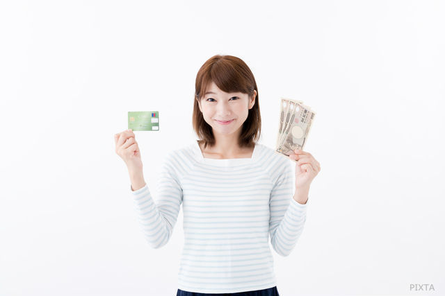 クレジットカードと現金を持つ女性