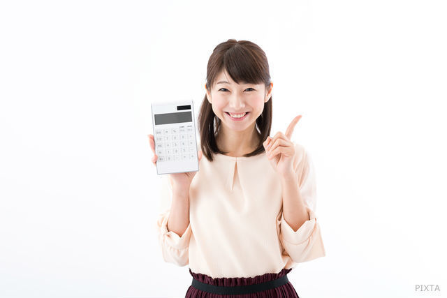 電卓を持つ女性