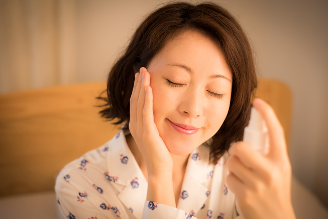 スキンケアする女性