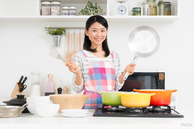 料理をする女性