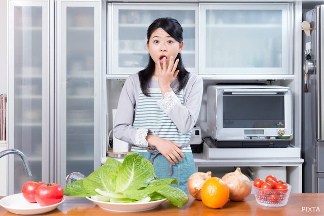 野菜を見て驚く女性