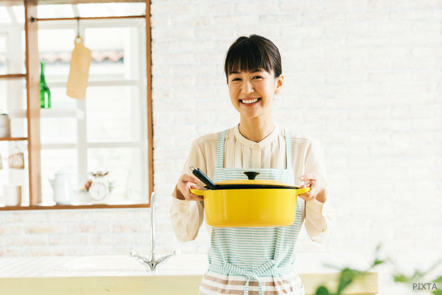 お鍋を持つ女性