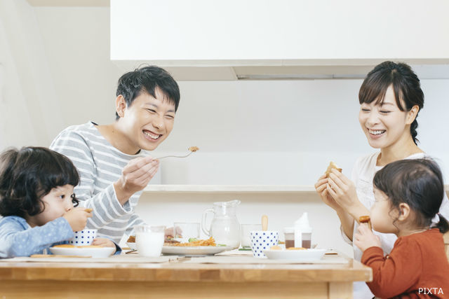 食事を楽しむ家族