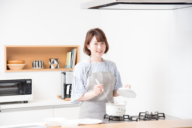 料理をする女性