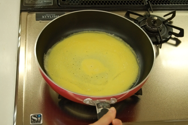 薄焼き卵を作る