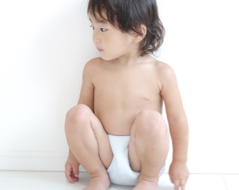 下着姿でしゃがむ子ども