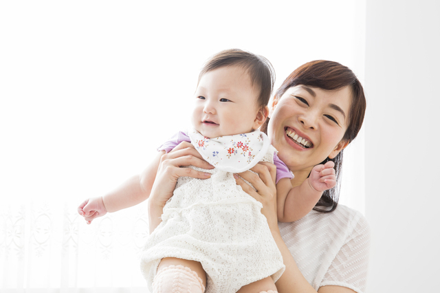 抱っこされる赤ちゃん