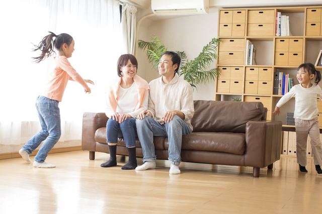 部屋で過ごす家族