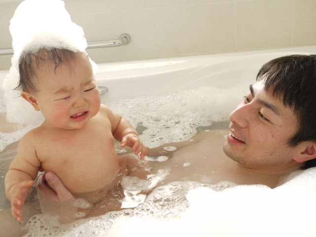 赤ちゃんを入浴させる父親