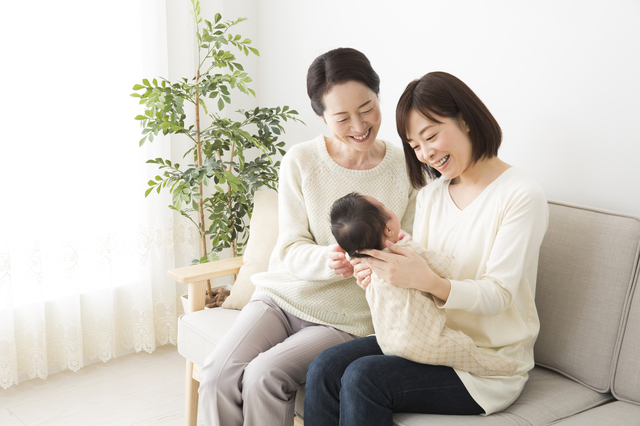 赤ちゃんを見つめる女性たち