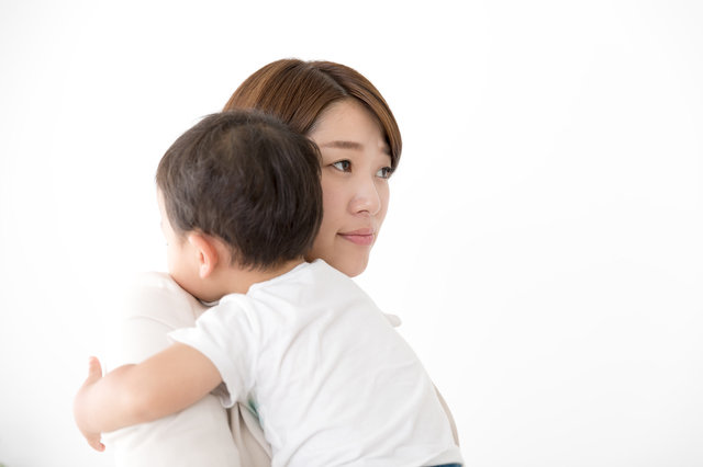赤ちゃんを抱っこする女性