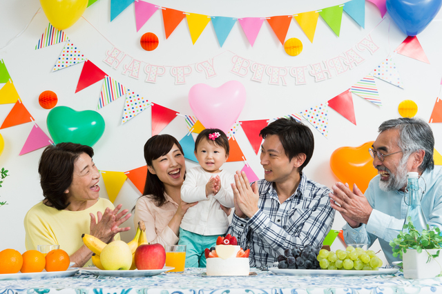 赤ちゃんのお誕生日を祝う様子