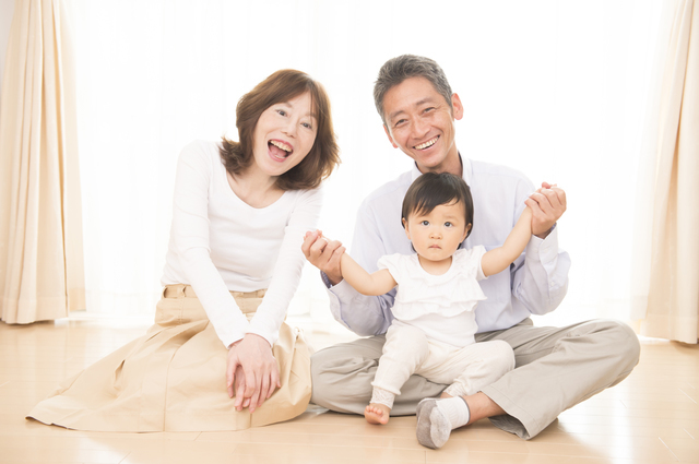 赤ちゃんと触れ合う祖父母