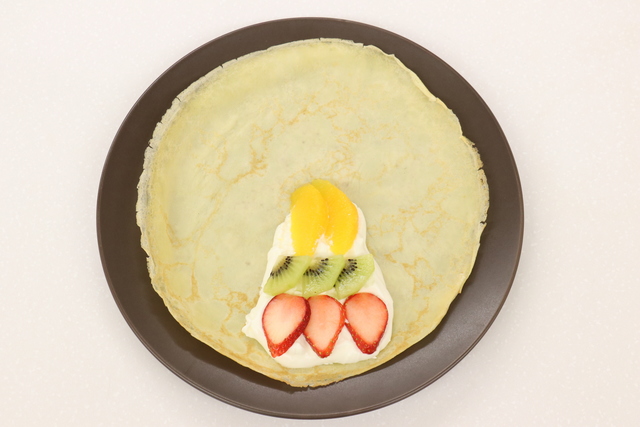 フルーツや生クリームをのせる