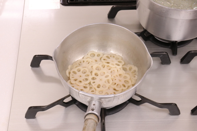 薄切りにしたレンコンを煮る