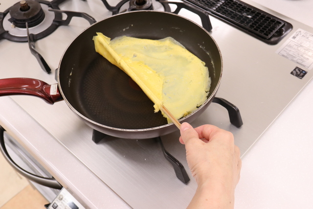 薄焼き卵をつくる