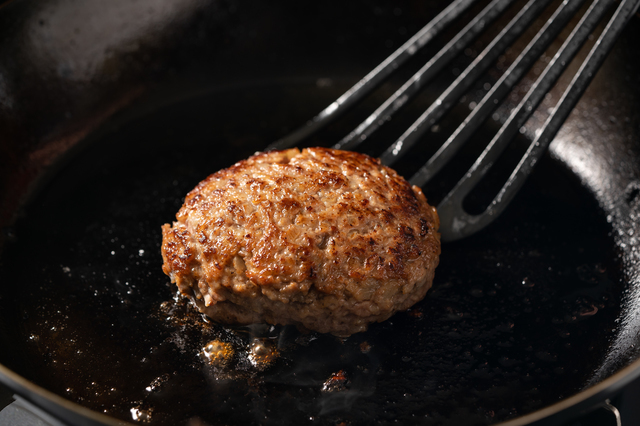 ハンバーグを焼く