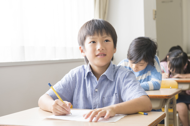 鉛筆を使う少年