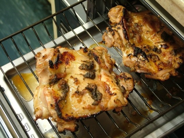 鶏肉をグリルで焼く