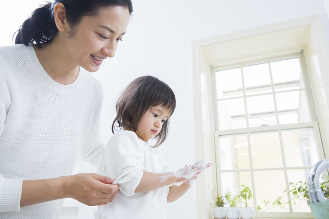ハンドソープで手を洗う子ども