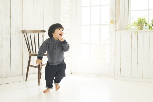 室内で遊ぶ子ども