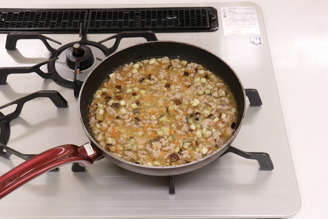 中火で5分煮る