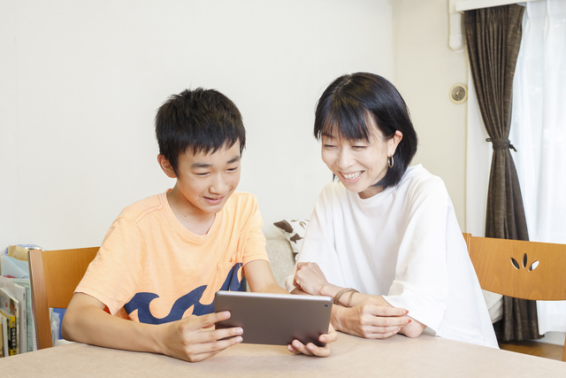 タブレットを見る森脇さま