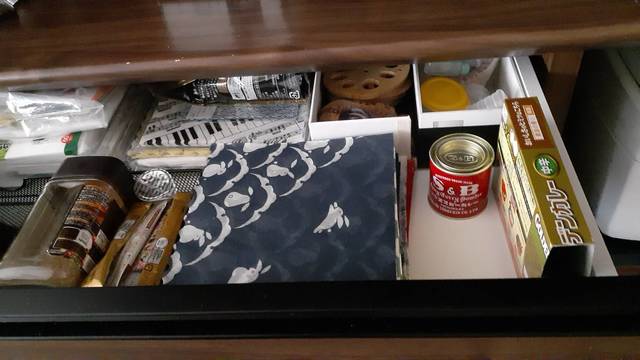開封したカレー粉を冷暗所に保存している様子