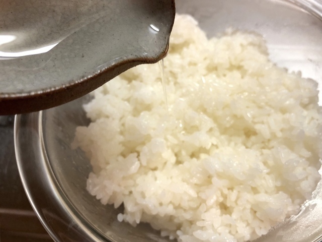 ごはんに油を混ぜる