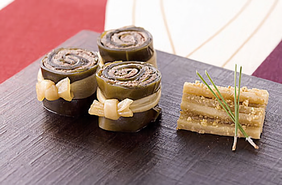 牛肉と昆布の鳴門巻き煮 ごぼうの煮物ごま化粧