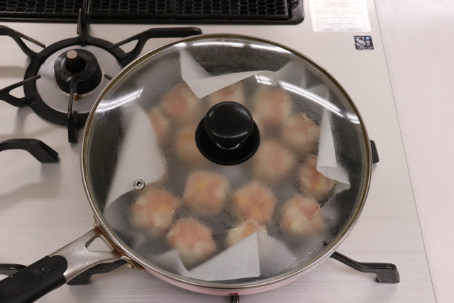 ふたをして10分蒸し焼きにする