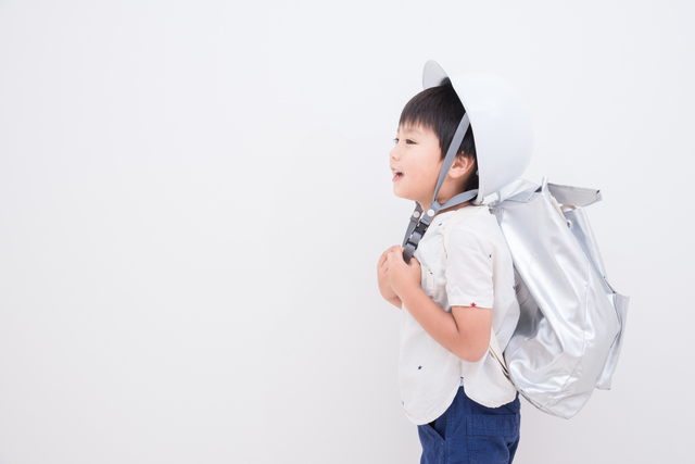 非常用持ち出しバッグを持つ子ども