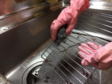 網をスチールたわしで洗う