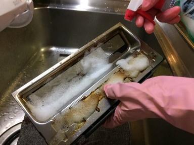 洗剤を使って掃除する