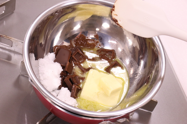 湯煎にかけて溶かす