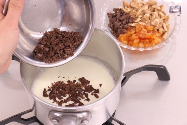 2/3量のチョコレートを加える