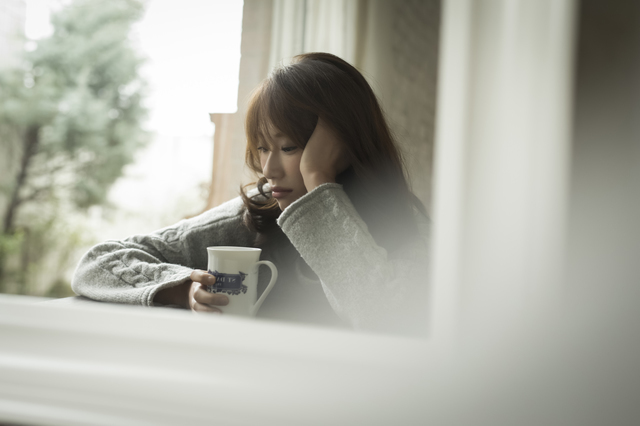 ぼ~っとしている女性