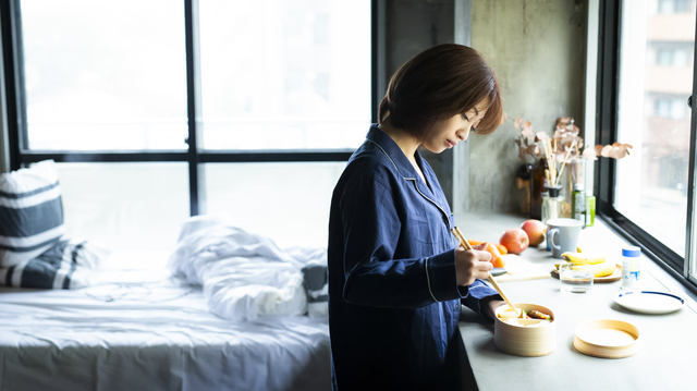 お弁当を詰める女性