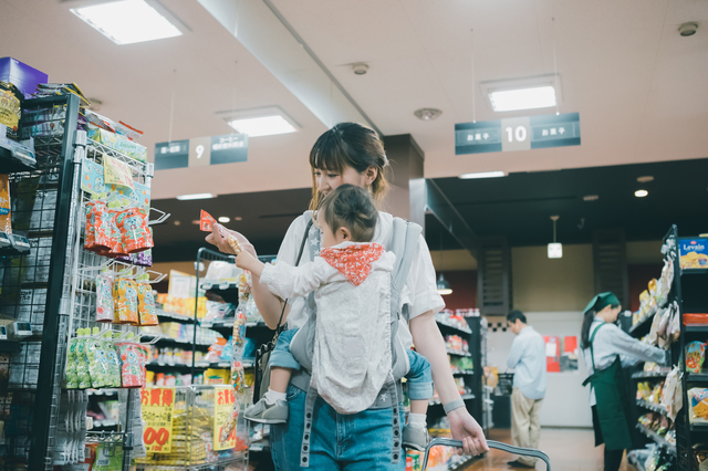 スーパーで商品を選ぶ主婦