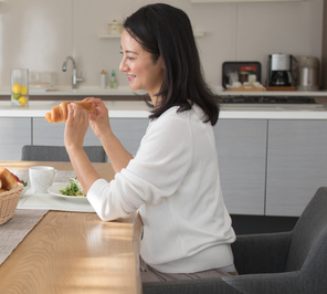 食事する女性