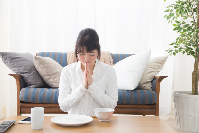 ダイニングで食事した女性