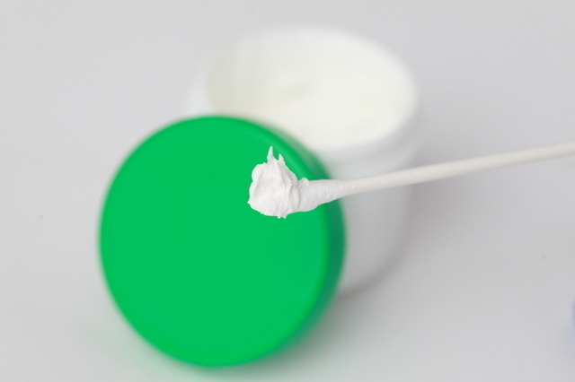 綿棒にとった軟膏