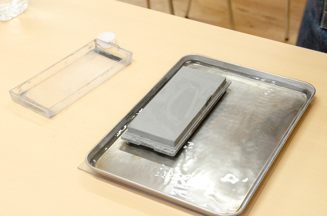 砥石に水を含ませる