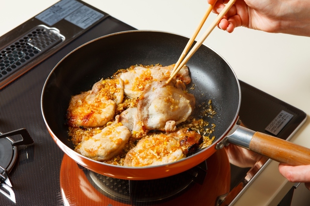 豚肉と調味料を絡める