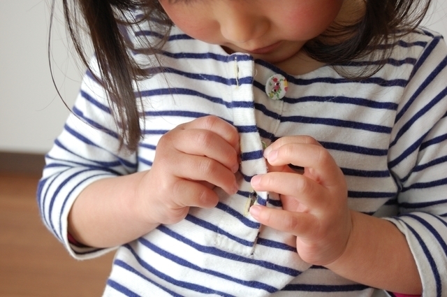 着替える子ども