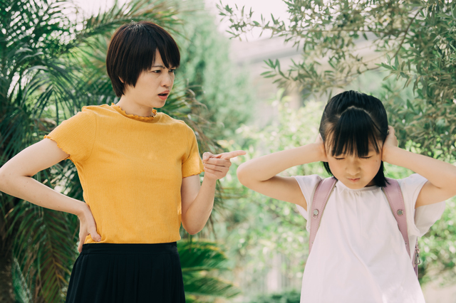 子を叱る親