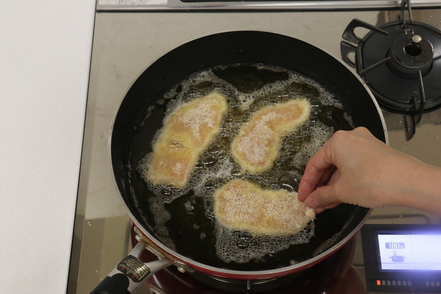 鶏肉を揚げる